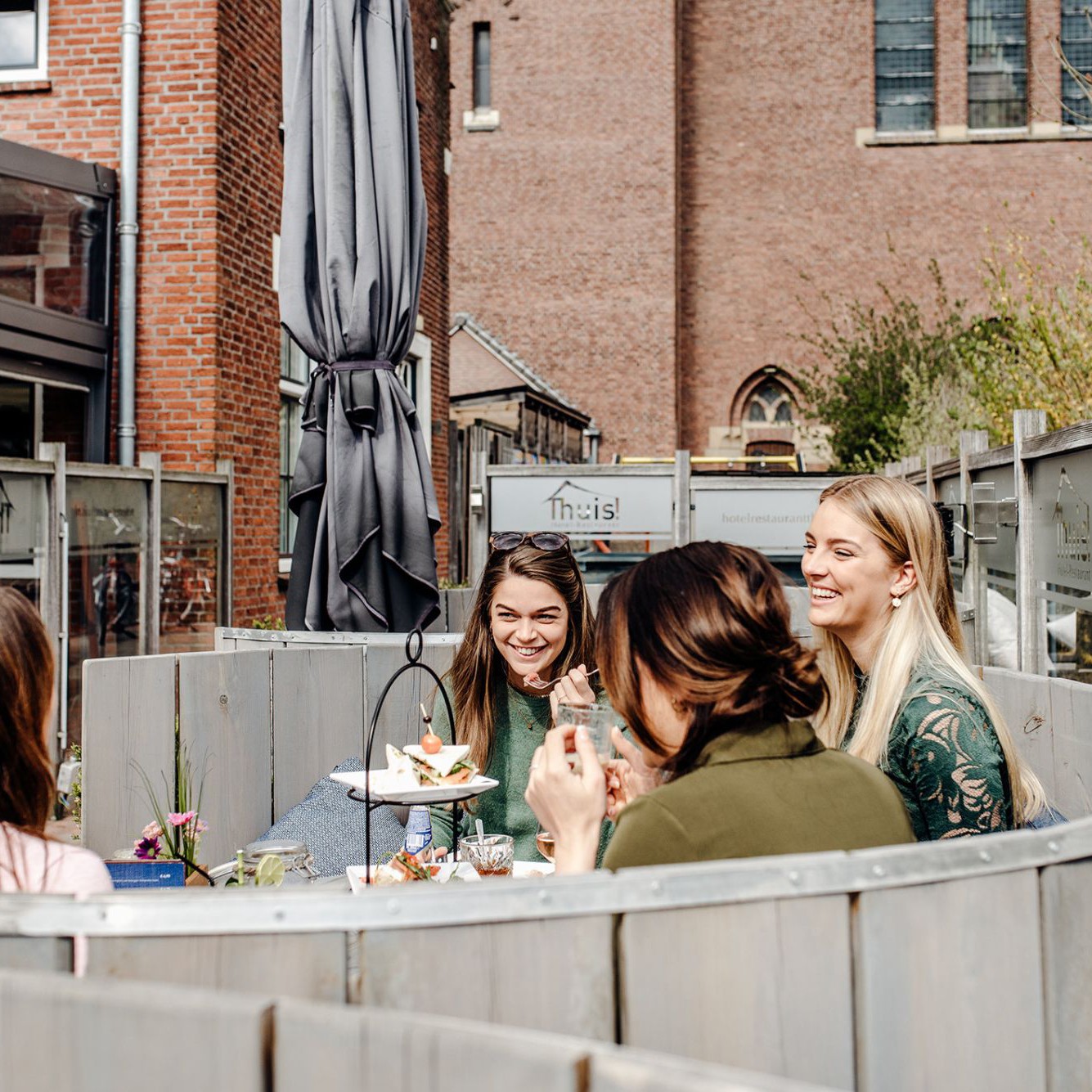 Gezelschap op het terras van Thuis!