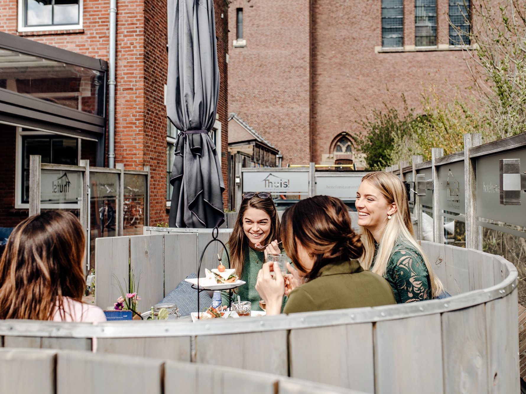 Gezelschap op het terras van Thuis!