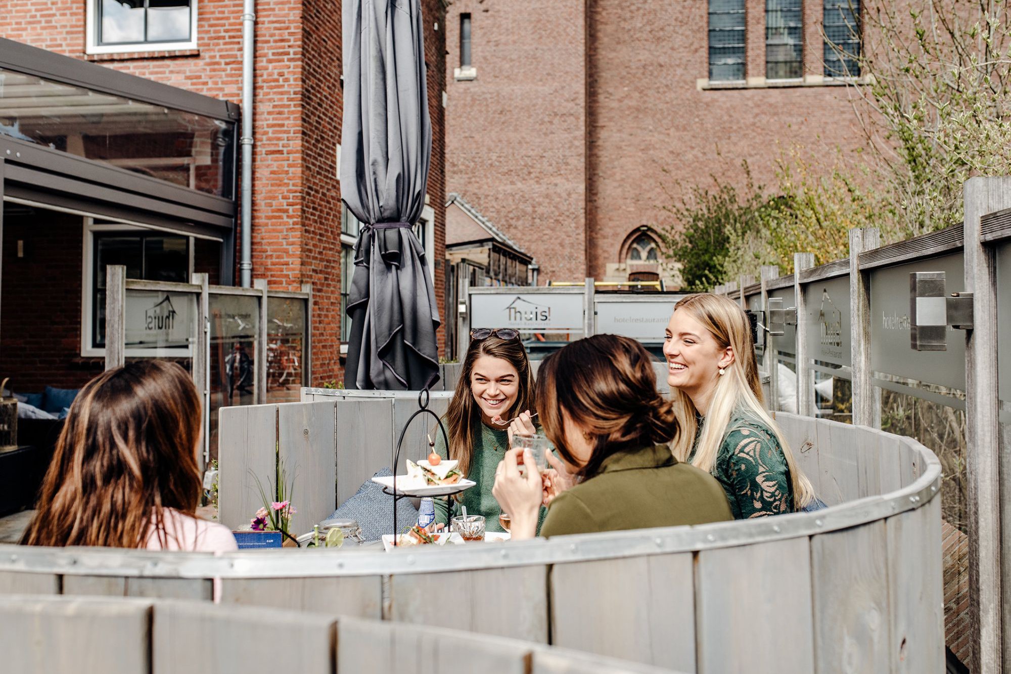 Gezelschap op het terras van Thuis!