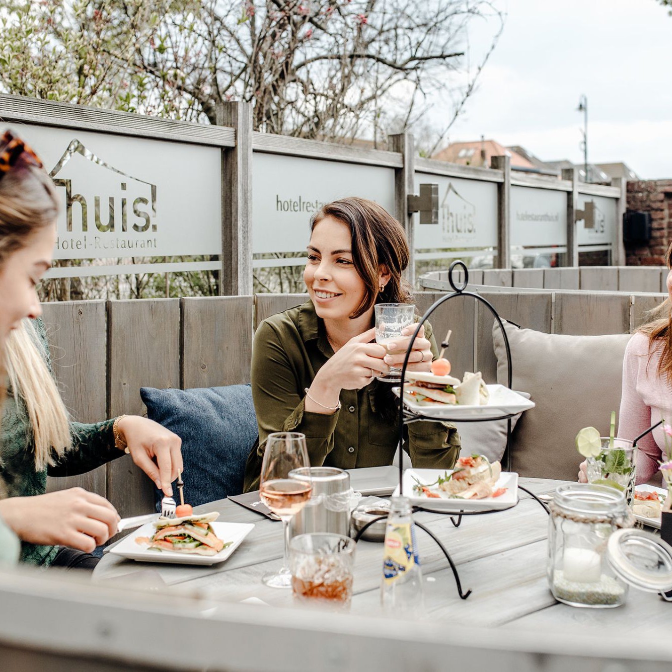 High tea op het terras van Thuis!