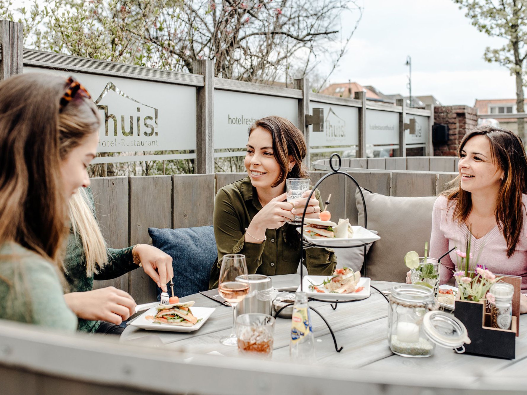High tea op het terras van Thuis!