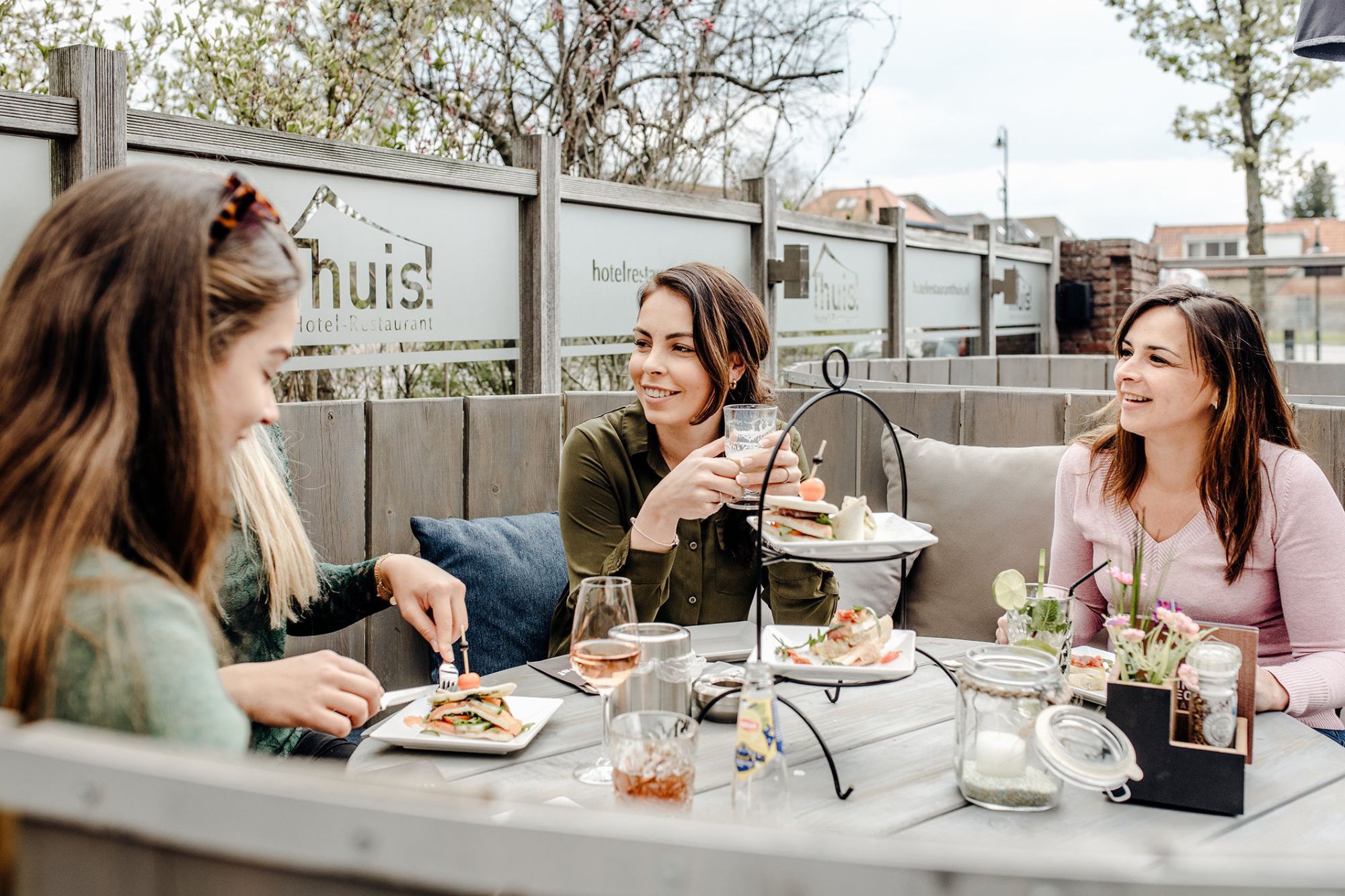 High tea op het terras van Thuis!