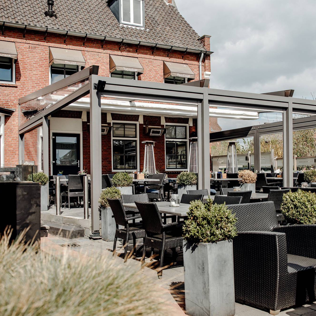Terras met flexibele overkapping