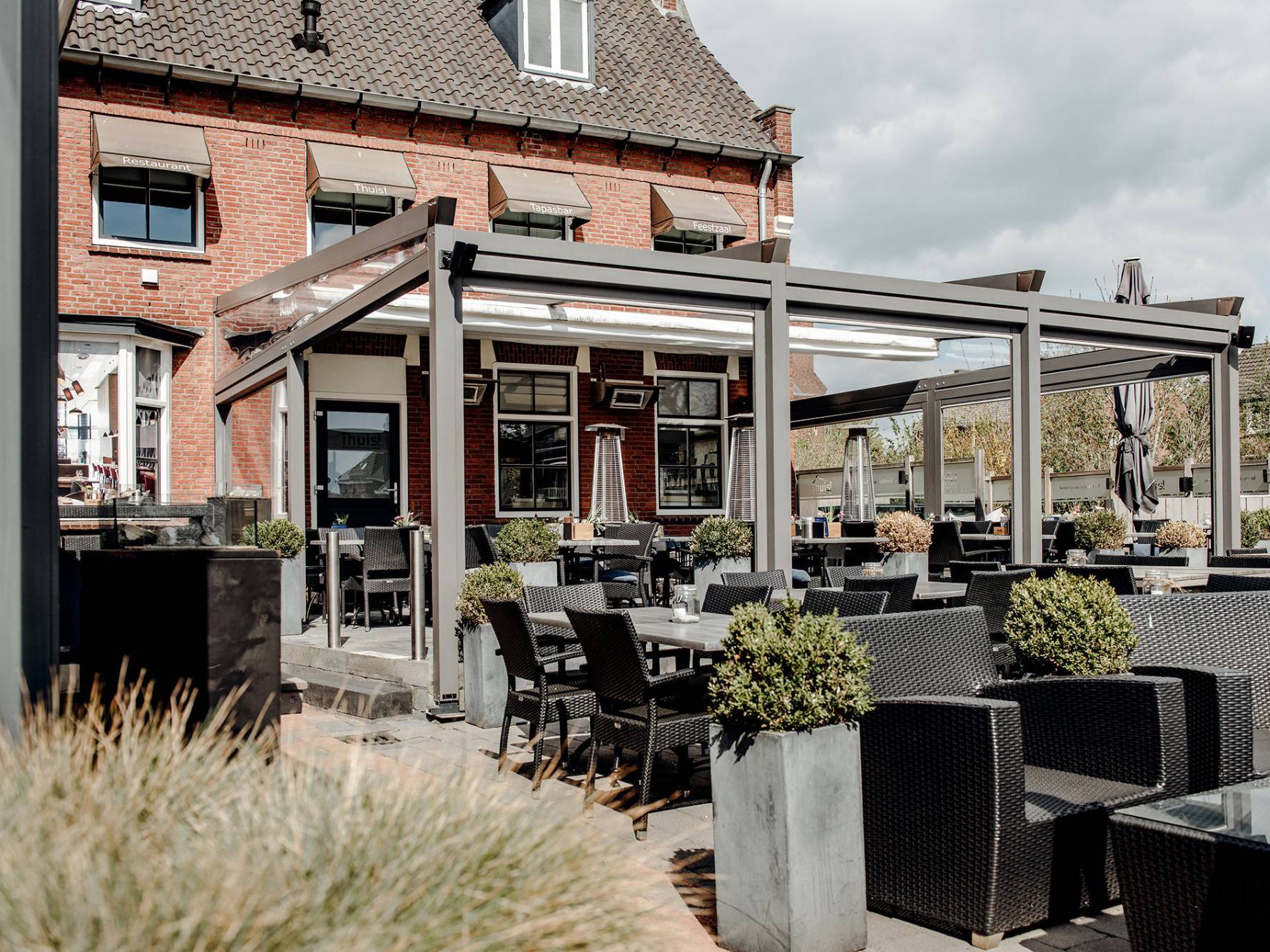 Terras met flexibele overkapping