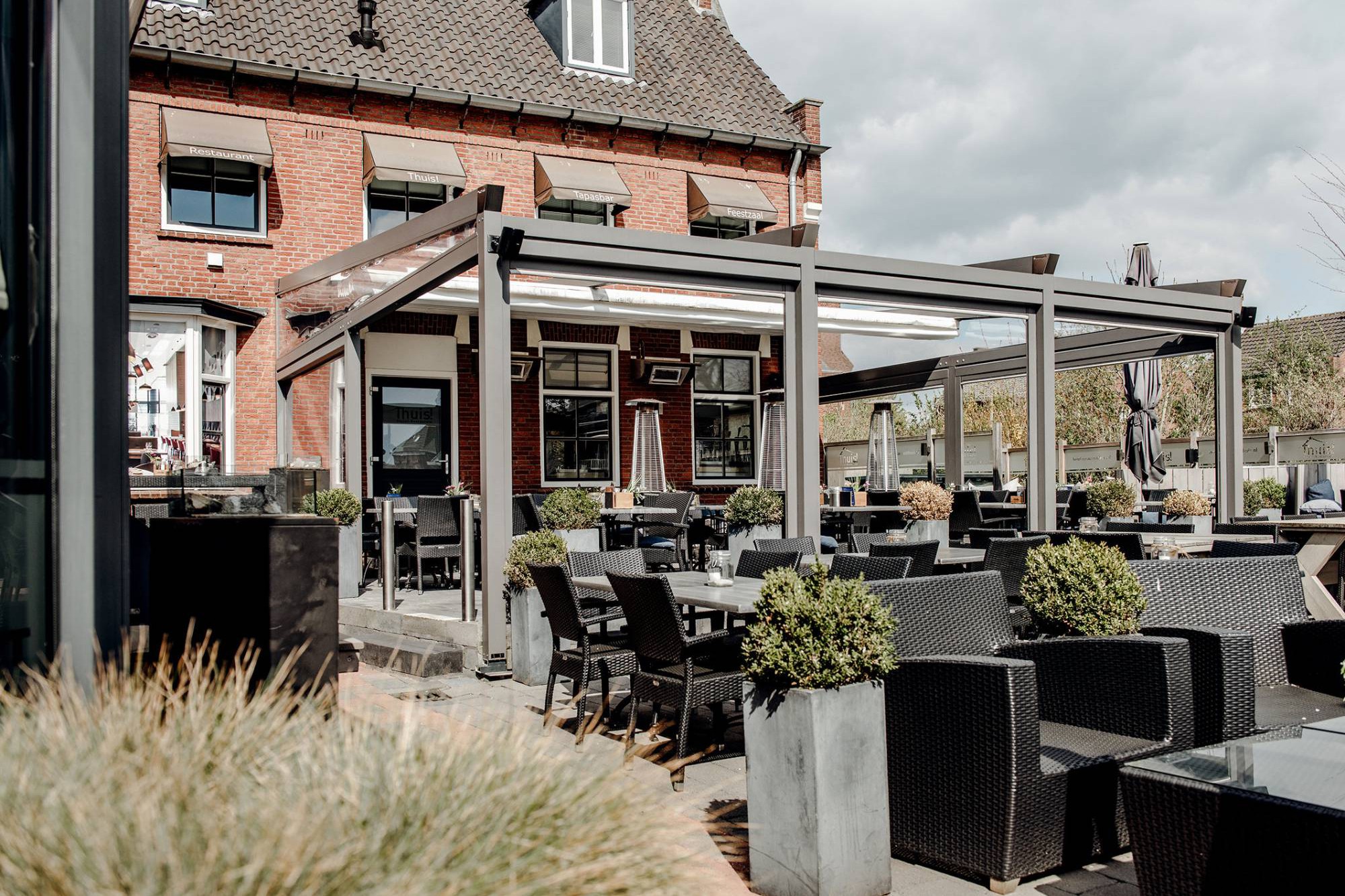 Terras met flexibele overkapping